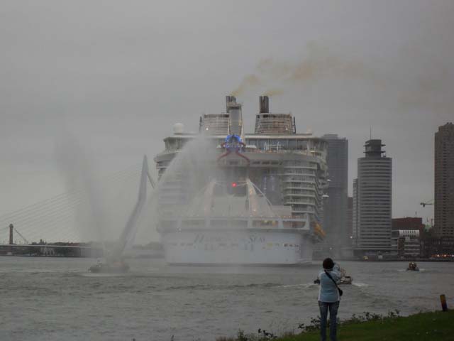 Cruiseschip ms Harmony of the Seas van Royal Caribbean International aan de Cruise Terminal Rotterdam